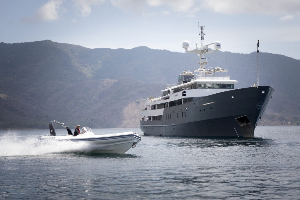 aqua-blu-yacht-d-expedition-de-bali-aux-iles-de-la-sonde-indonesie-1