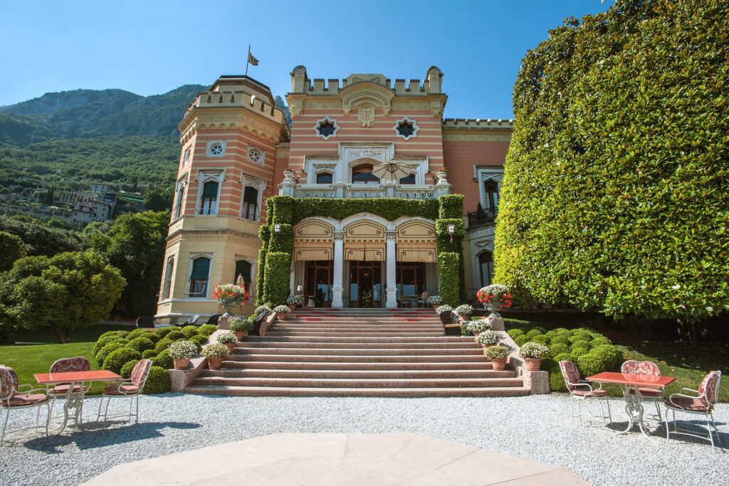 villa-feltrinelli-hotel-de-luxe-au-bord-du-lac-de-garde-pres-de-agargnano-en-italie-2
